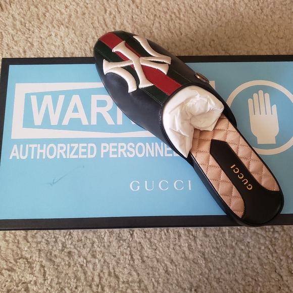 Gucci NY Yankees Black Leather Red/Green Web Slippers - Picture 2 of 9